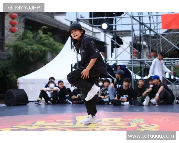 深圳街舞队在攀岩联赛中的灵活性表现引发热议与赞赏 深圳街舞队在攀岩联赛中的灵活性表现引发热议与赞赏