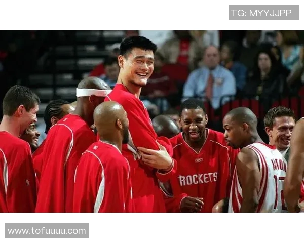 范甘迪与姚明的深情拥抱见证了篮球的跨越与友谊的力量 范甘迪与姚明的深情拥抱见证了篮球的跨越与友谊的力量